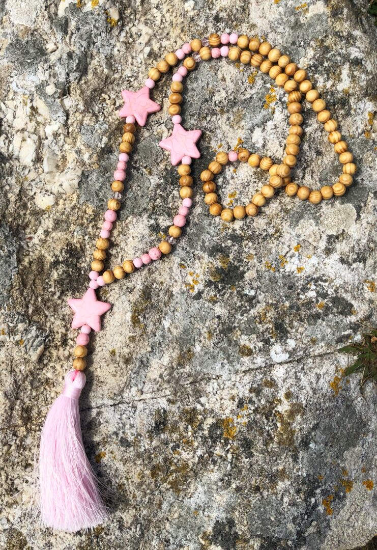 Sautoir étoile et perles en bois Rose pastel – Image 2