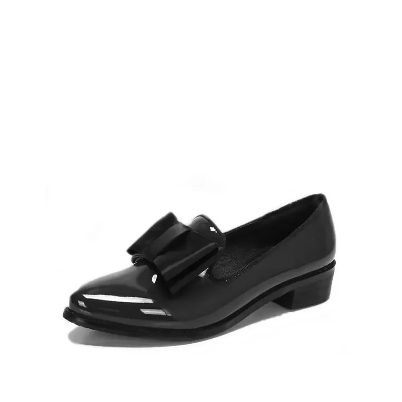 Mocassin en Cuir Vernis Noir Profond – Femme avec Noeud Papillon – Image 2