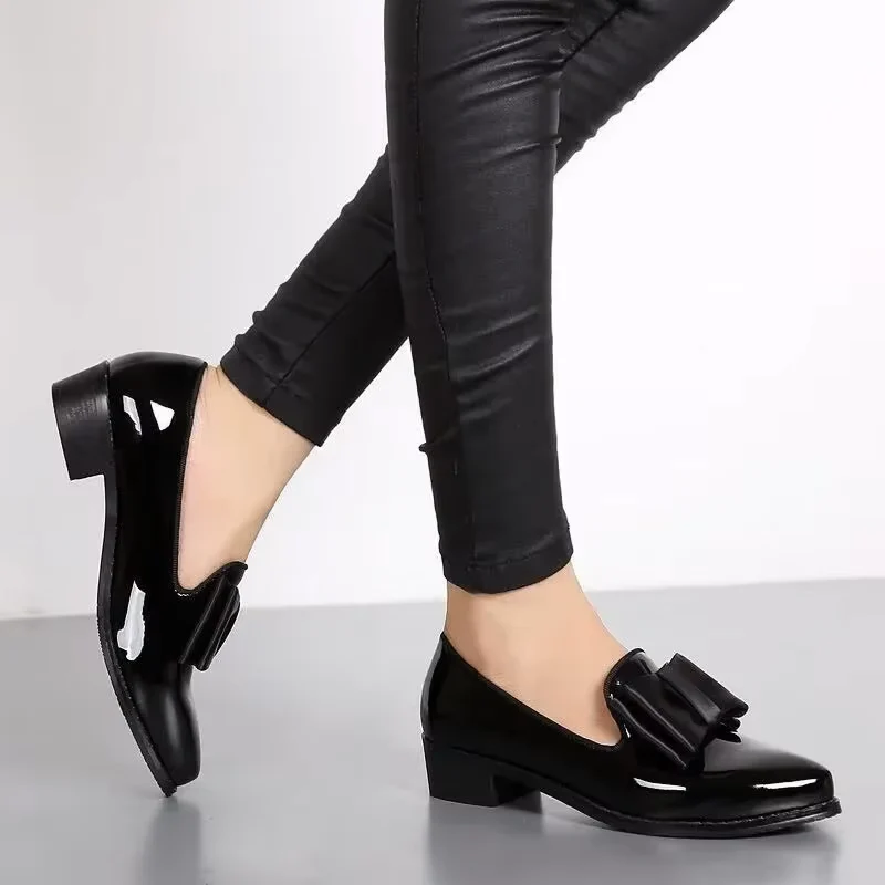 Mocassin en Cuir Vernis Noir Profond – Femme avec Noeud Papillon – Image 3