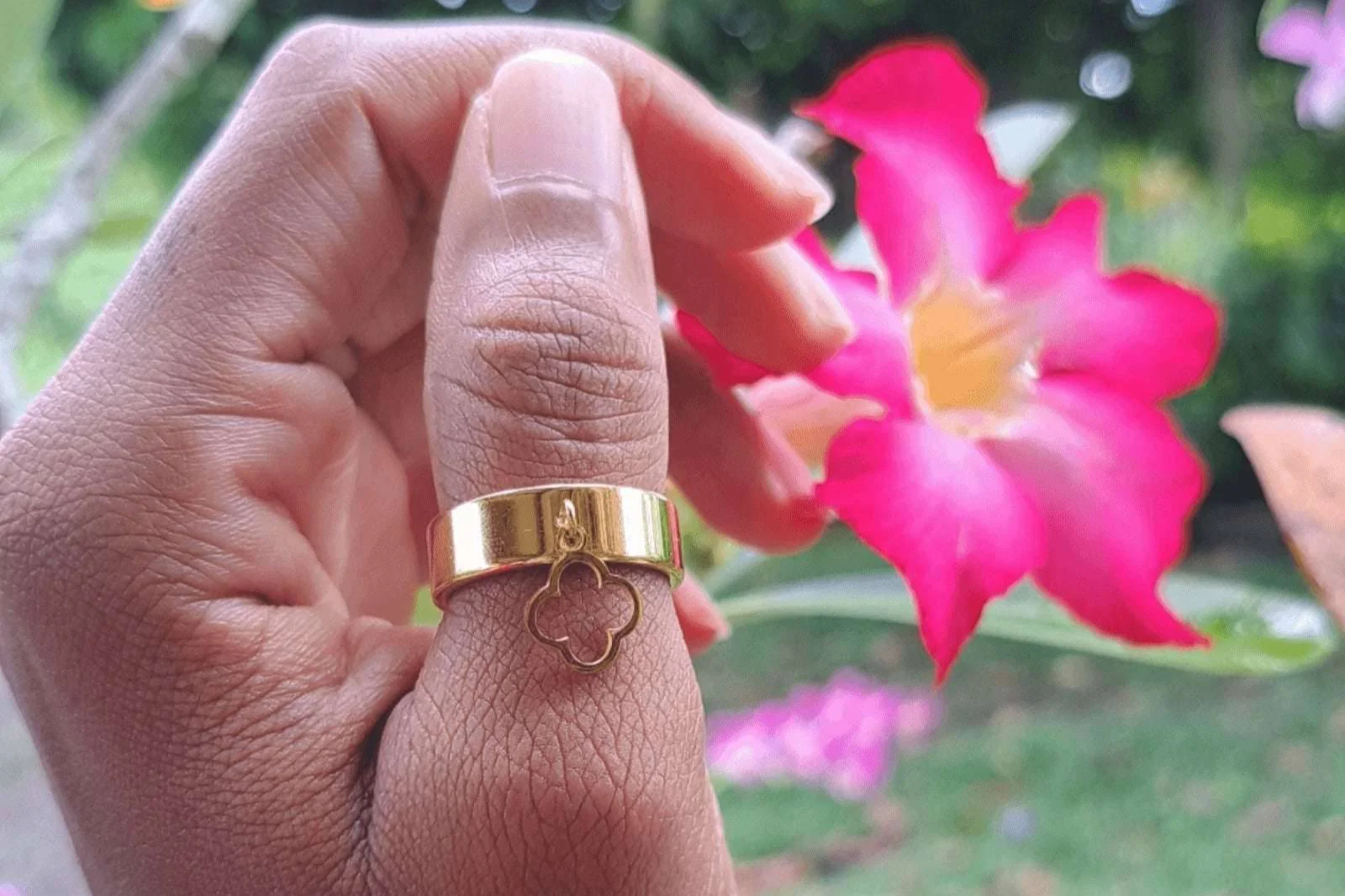 BAGUE OUVERTE EN ACIER INOXYDABLE DORÉ PENDENTIF FLEUR – Image 3
